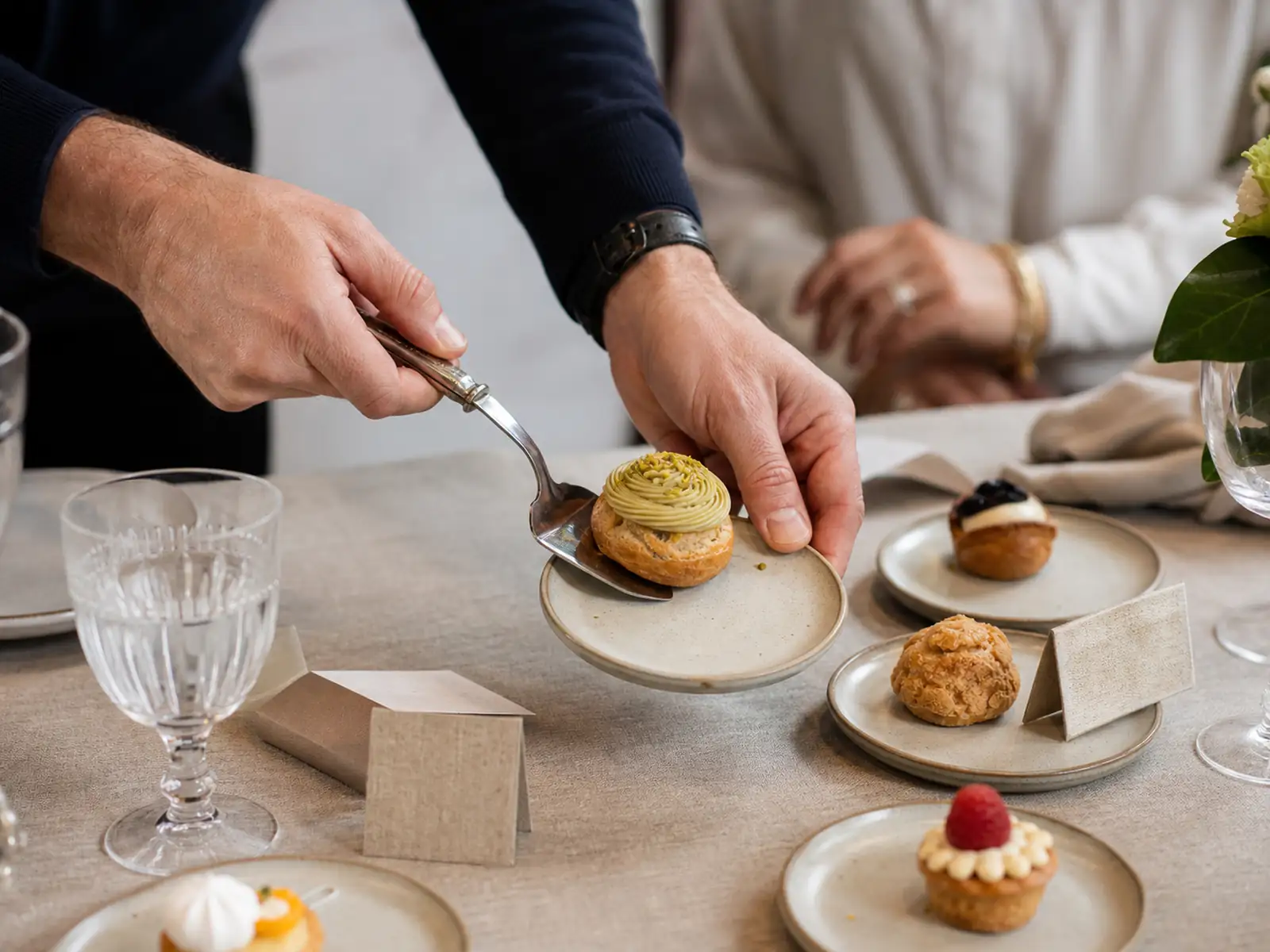 Dettaglio editoriale per l’articolo «Quanti pasticcini servono a persona? Guida per feste, ufficio e famiglia»